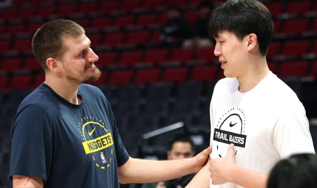 来自偶像的馈赠！约基奇打爆开拓者 杨瀚森喜提出场